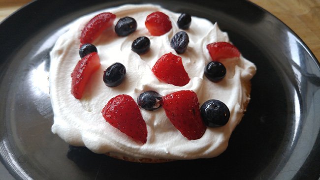 Sponge Cake With Berries